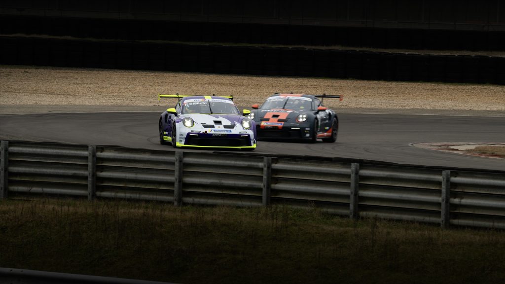 Due Porsche 911 GT3 Cup in pista durante una sessione di allenamento della BeDriver Academy.