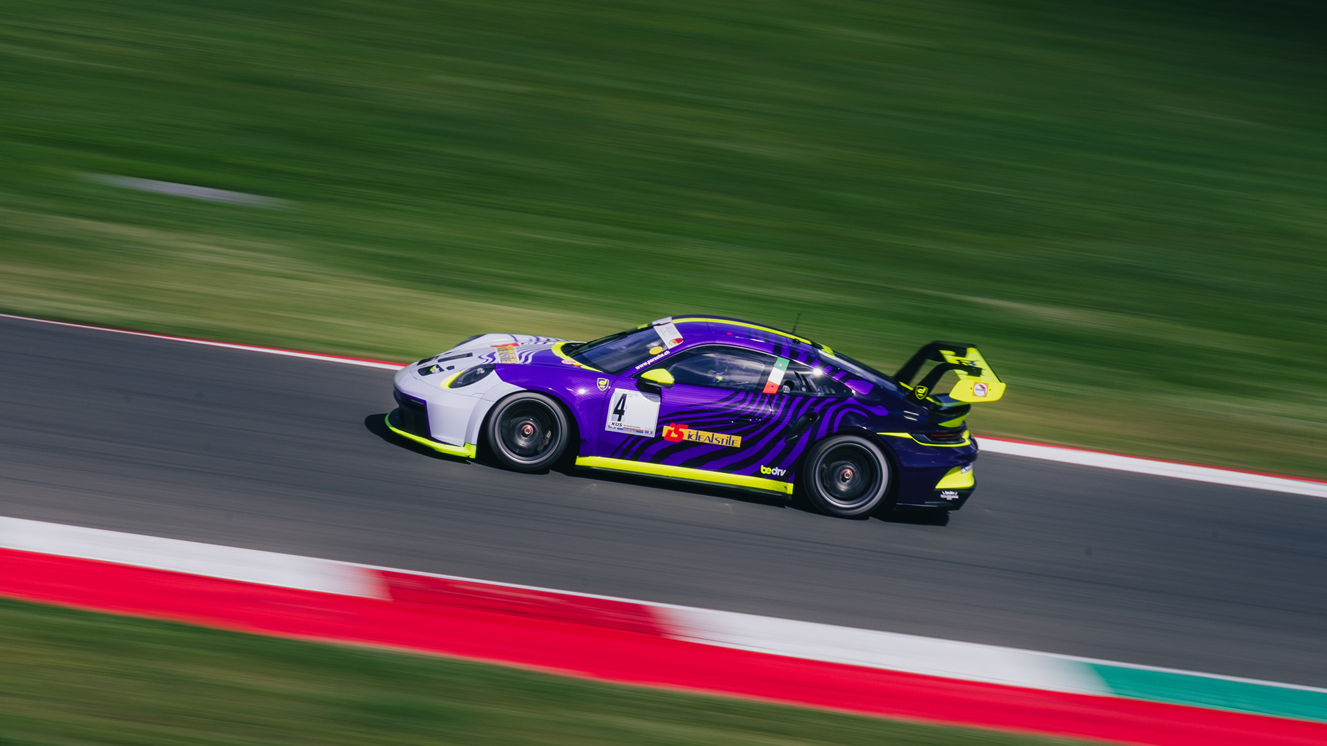 Aspirante pilota BeDriver Academy alla guida di una Porsche 911 GT3 Cup durante un track day